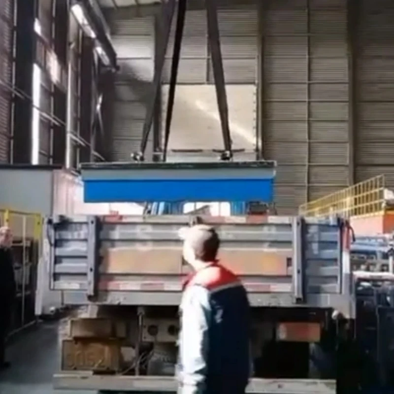 Pe plataforma de hierro fundido ojekarga hína mbaʼyrumýime oñemondo hag̃ua .