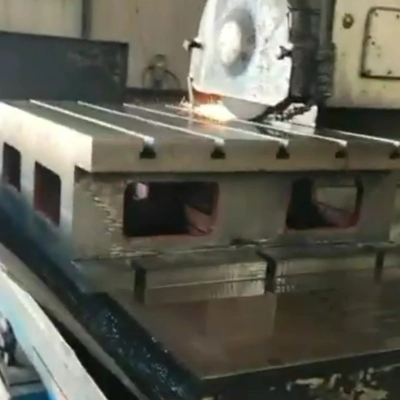 Videos de la procesamiento de ranura ranura fundida cajas cuadrados .